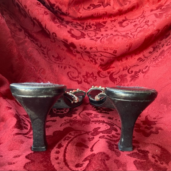 Yellow Box. “Nadia”. Size 8. Heels. 3”. - Picture 3 of 6